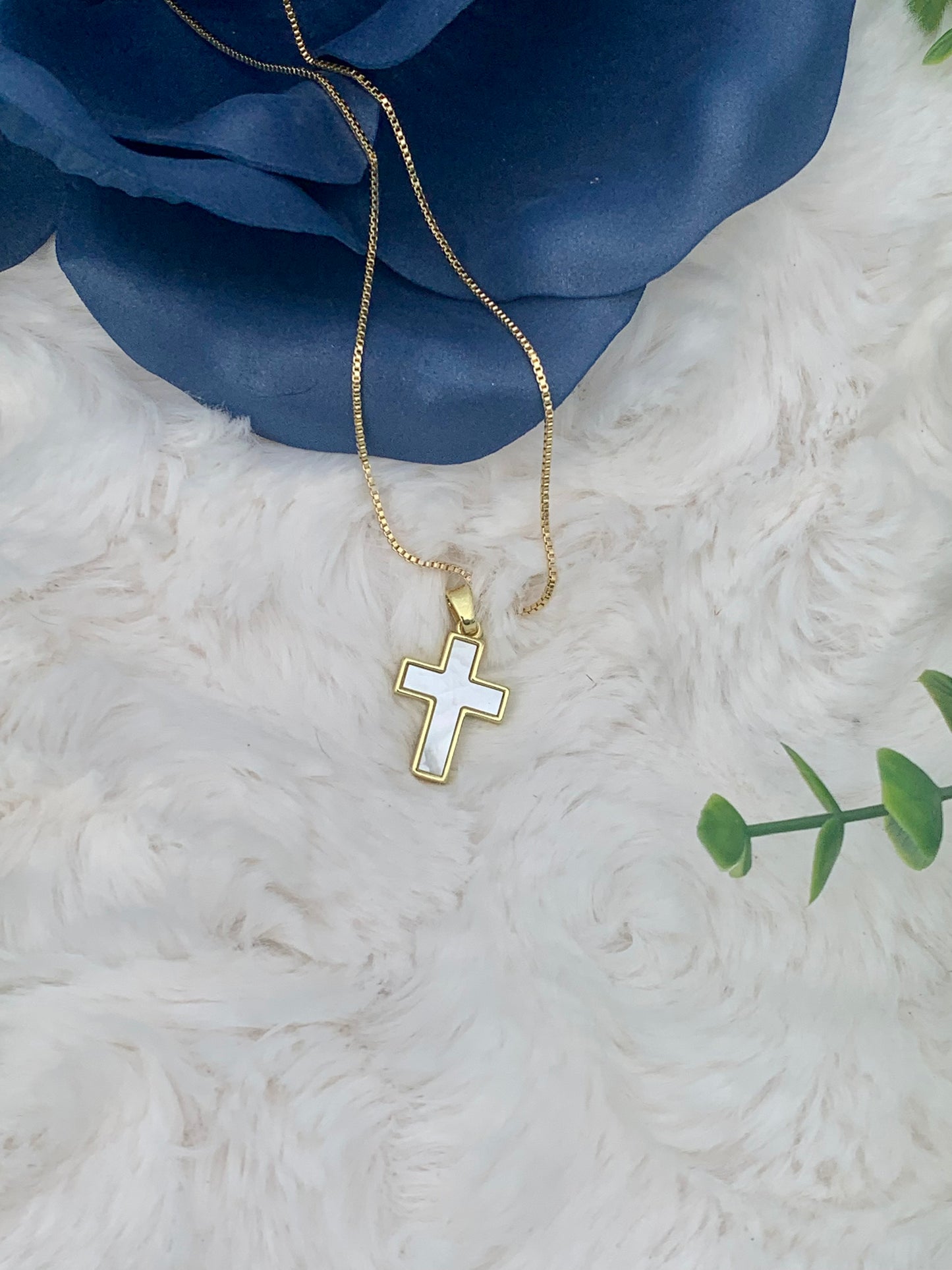 Natural White Mother of Pearl Shell Classic Cross Pendant Necklace